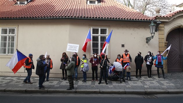 Zhruba destka pznivc iniciativy Chcpl pes pila ve stedu odpoledne ped budovu Sentu podkovat sentorm. Chtli je podpoit ped dnen schz, kde se m projednvat mimo jin nvrh pandemickho zkona. (24. nora 2021)