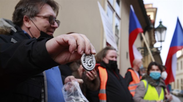 Zhruba destka pznivc iniciativy Chcpl pes pila ve stedu odpoledne ped budovu Sentu podkovat sentorm. Chtli je podpoit ped dnen schz, kde se m projednvat mimo jin nvrh pandemickho zkona. (24. nora 2021)