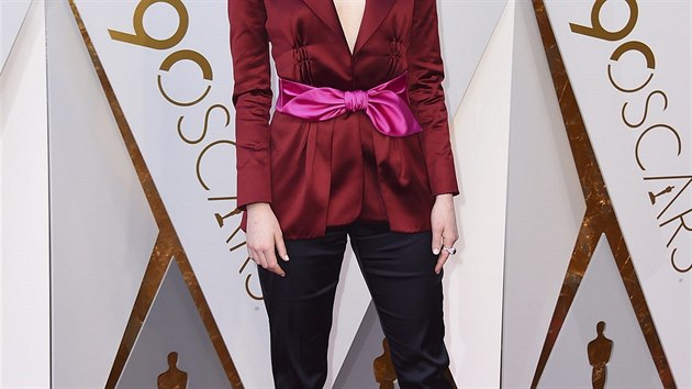 Emma Stone na Oscarech roku 2018 ve stdmm, ale psobivm kostmku.