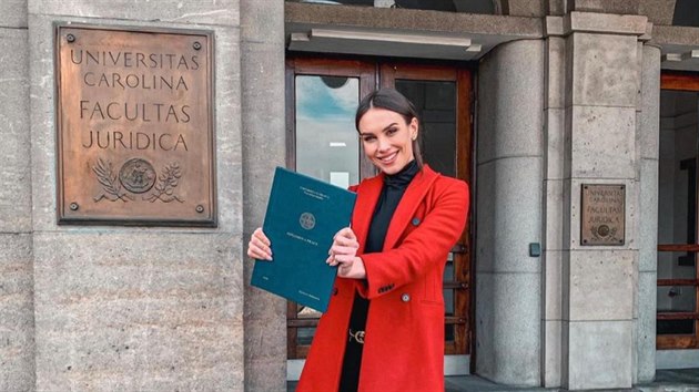 esk Miss 2019 Barbora Hodaov spn odpromovala na Prvnick fakult Univerzity Karlovy v Praze. (2021)