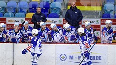 Střelec gólu Peter Mueller z Brna (vpravo na ledové ploše) slaví se spoluhráči. Střelec gólu Peter Mueller z Brna (vpravo na ledové ploše) slaví se spoluhráči.