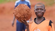 HRAJEME S ÍMKOLI. Malí fotbalisté v Ugand vyrstají ve skromných podmínkách.