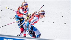Markéta Davidová (vlevo) předává Lucii Charvátové českou štafetu. Markéta Davidová (vlevo) předává Lucii Charvátové českou štafetu.