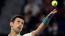 Srb Novak Djokovič podává ve finále Australian Open. Srb Novak Djokovič podává ve finále Australian Open.