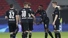 Fotbalisté Borussie Mönchengladbach se povzbuzují ped druhým poloasem utkání...