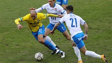 Teplický Tomáš Kučera (vlevo) se snaží projít přes Daniela Tetoura (uprostřed)... Teplický Tomáš Kučera (vlevo) se snaží projít přes Daniela Tetoura (uprostřed)...