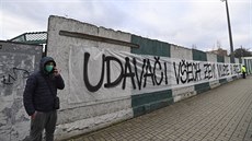 Nápis na zdi, zpoza které fanoušci Bohemians ze štaflí a žebříků dříve... Nápis na zdi, zpoza které fanoušci Bohemians ze štaflí a žebříků dříve...