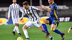 Aaron Ramsey (vlevo) z Juventusu vede balon, zezadu ho brání Stefano Sturaro z...