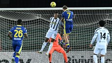 Antonín Barák (s íslem 7) dává vyrovnávací gól Verony v zápase proti Juventusu.