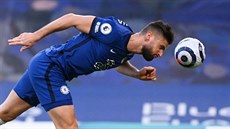 Olivier Giroud z Chelsea hlavikuje balon v zápase proti Manchesteru United.