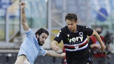 Luis Alberto z Lazia (vlevo) se snaží vypíchnout míč Albinu Ekdalovi ze... Luis Alberto z Lazia (vlevo) se snaží vypíchnout míč Albinu Ekdalovi ze...