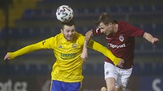 Zlínský obránce Martin Cedidla (vlevo) a Ladislav Krejčí ze Sparty Zlínský obránce Martin Cedidla (vlevo) a Ladislav Krejčí ze Sparty