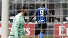 Romelu Lukaku z Interu Milán oslavuje svůj gól v derby proti AC. Romelu Lukaku z Interu Milán oslavuje svůj gól v derby proti AC.