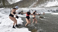 Ve Vsetíně se otužilci chodívají pravidelně koupat do ledové Bečvy. Nevynechali... Ve Vsetíně se otužilci chodívají pravidelně koupat do ledové Bečvy. Nevynechali...