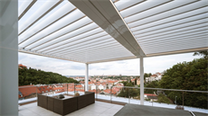 Luxusní bioklimatická pergola AEROLUX od firmy SUNTECH. Luxusní bioklimatická pergola AEROLUX od firmy SUNTECH.