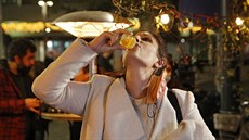 Bar v izraelském Tel Avivu nabízí nápoj zdarma, kdy se lovk nechá na míst...