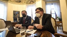 Petr Fiala a Zbynk Stanjura (oba ODS) na jednání s vládou v klubu Poslanecké...