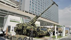 Nová houfnice DITA 155mm českého výrobce Excalibur Army na veletrhu IDEX v Abú... Nová houfnice DITA 155mm českého výrobce Excalibur Army na veletrhu IDEX v Abú...