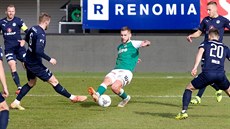 Jablonecký záložník Miloš Kratochvíl proti přesile fotbalistů Slovácka. Jablonecký záložník Miloš Kratochvíl proti přesile fotbalistů Slovácka.