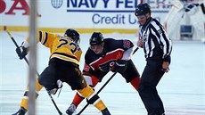 Jack Studnicka z Bostonu a Nolan Patrick z Philadelphie na buly v utkání pod...