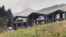 Šikmé střechy připomínají tvar okolních horských štítů. Šikmé střechy připomínají tvar okolních horských štítů.