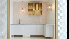 Broušená mosaz působí moderním dojmem, přesto materiálově odkazuje na doby... Broušená mosaz působí moderním dojmem, přesto materiálově odkazuje na doby...