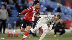 Takumi Minamino (vlevo ze Southamptonu) v souboji s Ezgjanem Alioskim z Leedsu. Takumi Minamino (vlevo ze Southamptonu) v souboji s Ezgjanem Alioskim z Leedsu.