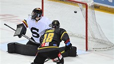 František Gerhát z Litvínova střílí gól v oslabení. Vlevo brankář Sparty Matěj... František Gerhát z Litvínova střílí gól v oslabení. Vlevo brankář Sparty Matěj...