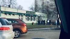 Restaurace v Praze 11 oslavuje nízkými cenami, lidé se tlačili u okýnka. Restaurace v Praze 11 oslavuje nízkými cenami, lidé se tlačili u okýnka.