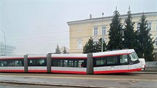 U nádraží v Holešovicích se zlomila tramvaj v kloubu. U nádraží v Holešovicích se zlomila tramvaj v kloubu.