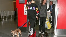 Lady Gaga a její psi Asia a Koji na letiti v Los Angeles (2016)