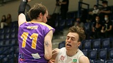 Šimon Ježek (vpravo) z Děčína se tlačí přes Martina Davida k ústeckému koši. Šimon Ježek (vpravo) z Děčína se tlačí přes Martina Davida k ústeckému koši.