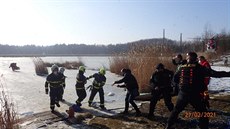 Hasiči v neděli vyjeli k záchraně dvou lidí, pod kterými se propadl led na... Hasiči v neděli vyjeli k záchraně dvou lidí, pod kterými se propadl led na...