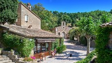 Herec Johnny Depp dal opět na trh svou francouzskou vesnici Plan de la Tour v... Herec Johnny Depp dal opět na trh svou francouzskou vesnici Plan de la Tour v...