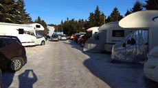Do Orlických hor se dnes vypravilo velké množství turistů. Chtějí využít... Do Orlických hor se dnes vypravilo velké množství turistů. Chtějí využít...