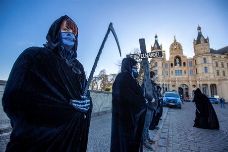 KOMENTÁŘ: Vstříc autoimunitní sebevraždě Obchodníci, restaurátoři a provozovatelé fitness studií protestují před státním... | na serveru Lidovky.cz | aktuální zprávy