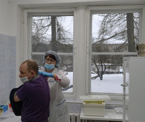 Zdravotnice okuje mue vakcínou Sputnik V v ruské obci Veli. (25. února 2021)