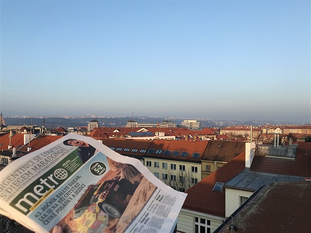 <p>Deník Metro vyfocený s panoramatem Dejvických střech - “Metro jako na dlani”.
</p>