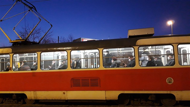<p>Respirátory nosí v MHD každý.</p>