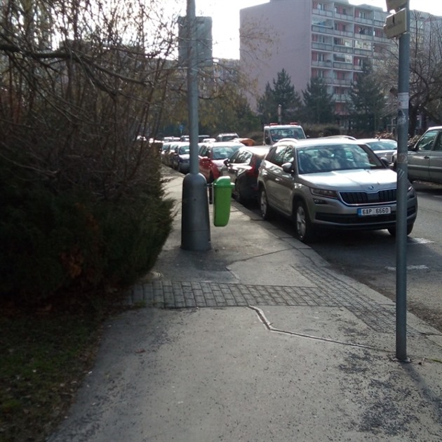 <p>Dobrý den. Chtěl bych upozornit na tento koš v Petýrkově ulici č. 36/38 Už několik let je umístěn na tom nejužší místě chodníku, v ulici kde jsou domy pro vozíčkáře.</p>