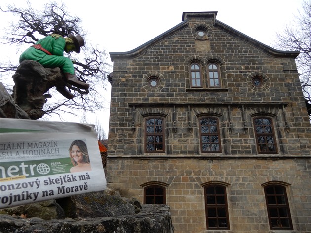 <p>Zámecký park v Dolních Počernicích. Bývalý mlýn byl postaven v roce 1862 ve stylu anglické novogotiky. Zámek a přilehlé hospodářské budovy patřily rodině Dercyéniů.</p>