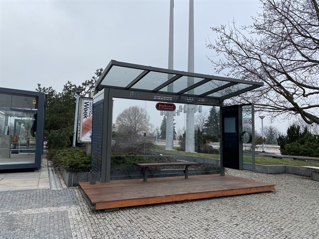 <p>Posílám fotku z Vyšehradu, kde na pěší zóně před Kongresovým centrem stojí autobusová zastávka. Vypadá dost podobně jako zkušební digitální zastávka na Palackého náměstí.</p>