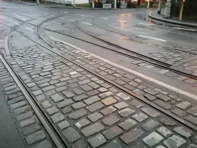 <p>Z důvodu havarijního stavu je obousměrně přerušen tramvajový provoz na úseku Anděl - Na Knížecí - Křížová, linky 7 a 21 jsou odkloněny přes ul. Plzeňská a Radlická. Tramvajová trať byla odpojena na křižovatce Radlická x Za Ženskými domovy ve směru Kříž