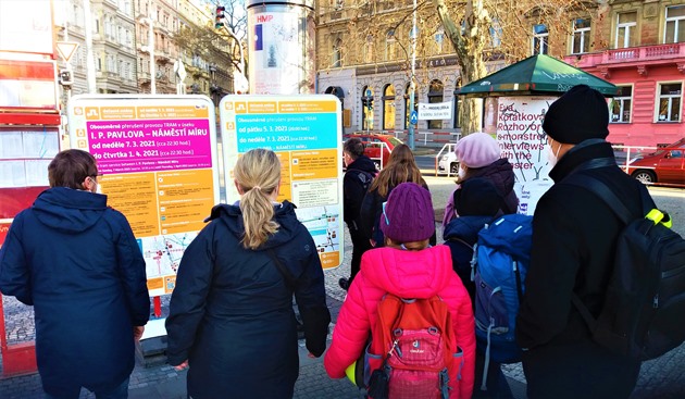 <p>Na náměstí Míru mají cestující možnost se dozvědět, jak se bude měnit trasa linek při plánované opravě tramvajové trati, která má trvat až do začátku dubna. V nedaleké Blanické ulici se na údržbě trati v současné době pracuje.</p>