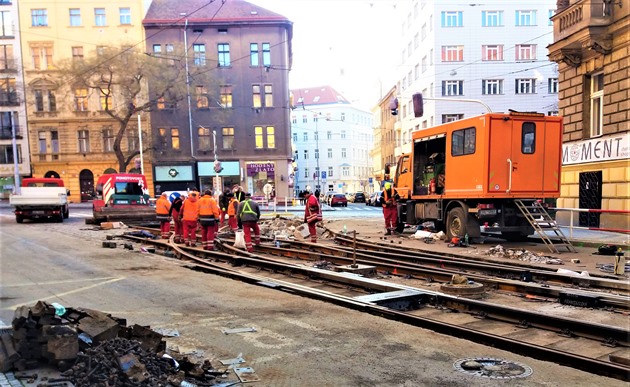 <p>Na náměstí Míru mají cestující možnost se dozvědět, jak se bude měnit trasa linek při plánované opravě tramvajové trati, která má trvat až do začátku dubna. V nedaleké Blanické ulici se na údržbě trati v současné době pracuje.</p>