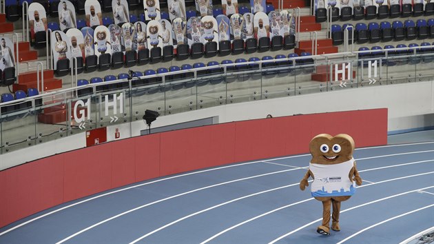 PAN PERNÍK. Maskot halového mistrovství Evropy v Toruni se prochází prázdnou halou. PAN PERNÍK. Maskot halového mistrovství Evropy v Toruni se prochází prázdnou halou.