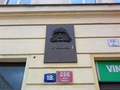 Pamětní deska na domě, kde žil zpěvák Jiří Schelinger a na kytaru učil jeho...