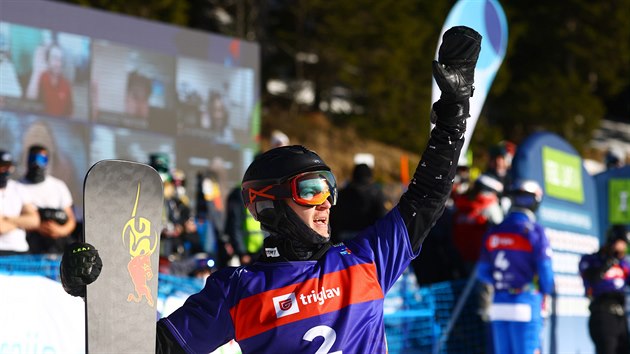 Dmitrij Loginov oslavuje triumf v paralelnm obm slalomu na mistrovstv svta.