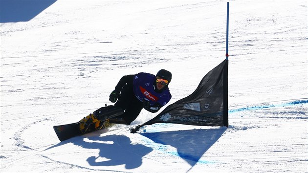 Dmitrij Loginov na trati paralelnho obm slalomu na mistrovstv svta.