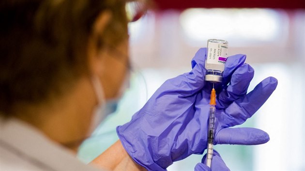 Zamstnanci pask nemocnice Ambroise Pare dostvaj vakcnu AstraZeneca. (10. nora 2021)